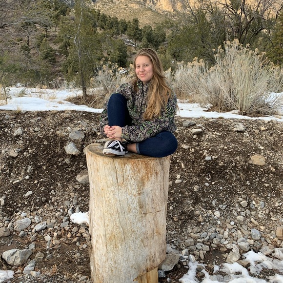 Meet your Posher, Claudia - Picture 1 of 2